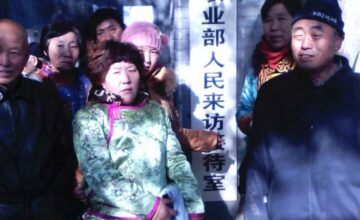 17 herders from Urad Middle Banner in front of the Chinese Ministry of Agriculture in Beijing in November 2013 (SMHRIC photo)