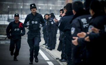 A SWAT team trains in Xinjiang's capital Urumqi, Dec. 16, 2013. Photo: AFP