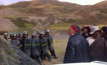 This image shows troops confronting unarmed local Tibetans in Garchung Village in Dathang Township, Driru county, Nagchu, demonstrating the disproportionate use of force in the ‘stability maintenance’ drive that leads to psychological stress for armed police according to the document detailed in this report. It depicts unrest in Driru, Nagchu, the TAR, followed a drive to enforce loyalty to the CCP through compelling the display of the Chinese flag as part of the Party’s strategy to intensify control across